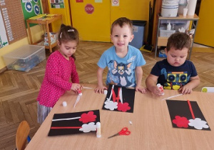Dzieci przygotowują kwiaty dla Polski